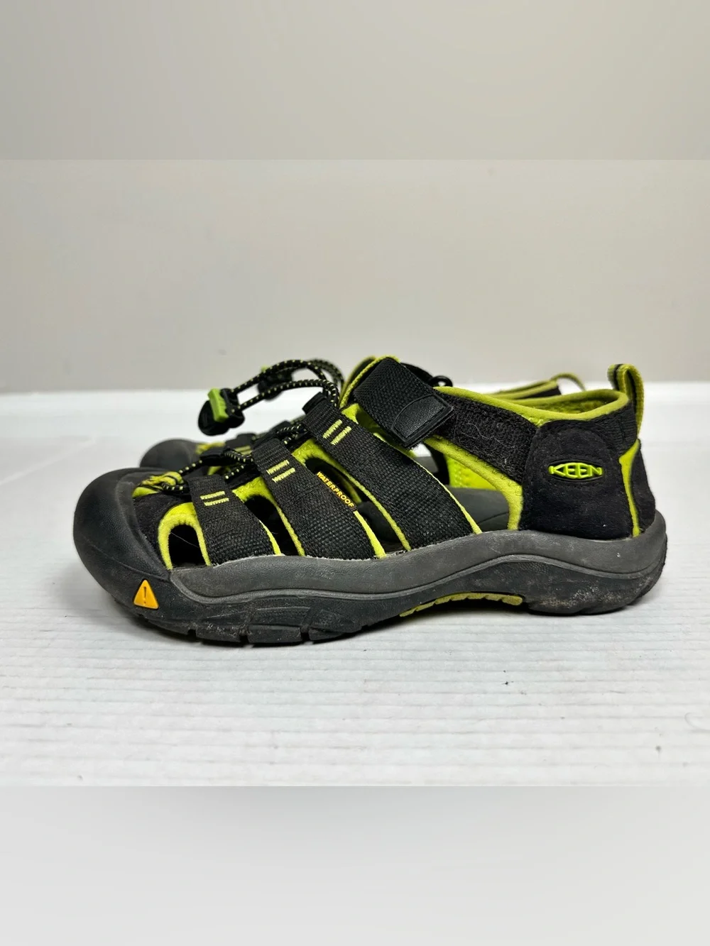 Keen Newport H2 Waterproof Hiking Sandals Big Kids Size 3.0